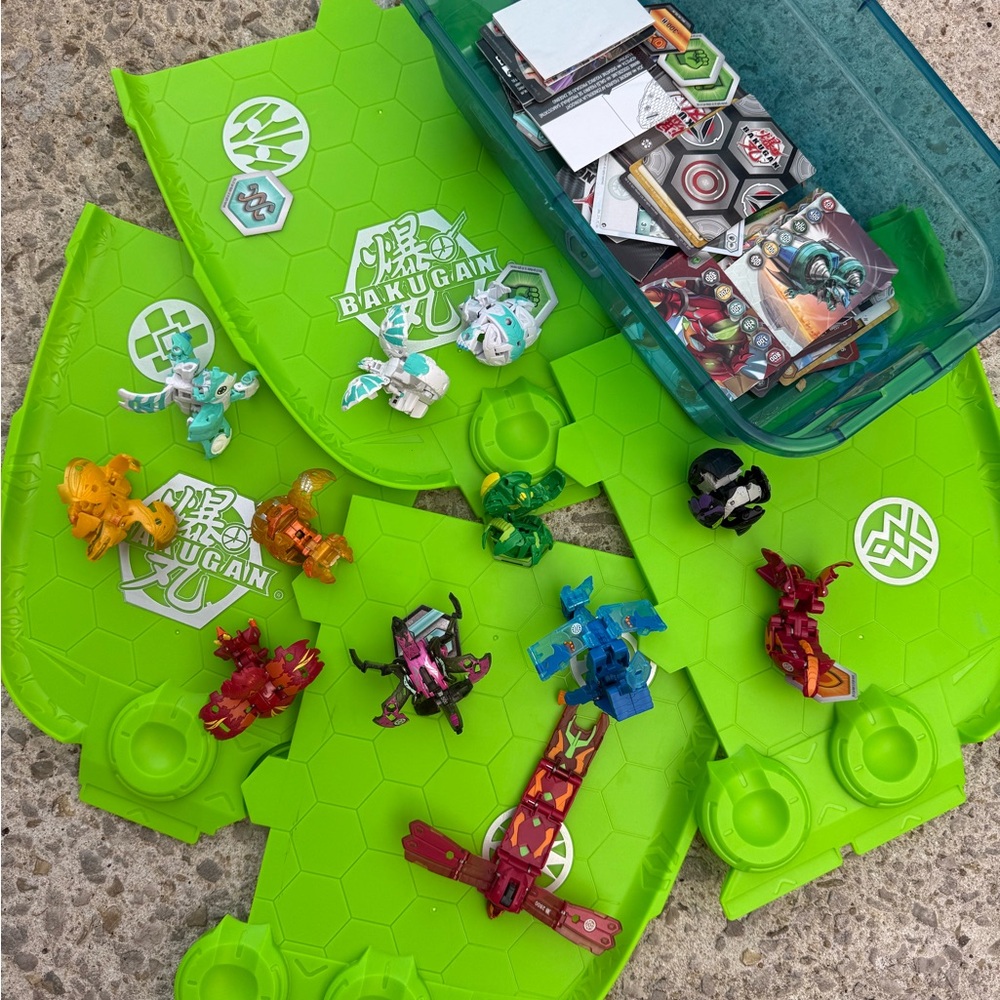Bakugan Battle Set – Green Play Mat with Assorted Colorful Figures